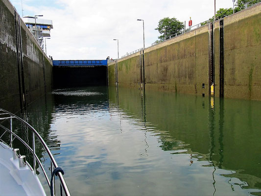 ... die Größe der Schleuse gleicht den Hub von 15 m aus