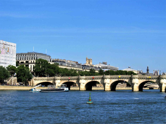 Die "Pont Neuf" ist die älteste im Originalzustand erhaltene Brücke über die Seine. Sie führt über die "Íle de la Cité hinweg bis an das gegenüber liegende Seineufer