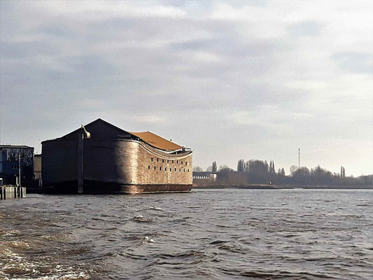 Johan Huibers hat auf Grund eines Traums die "Arche Noah`s" in Originalgröße gebaut. Falls Holland im Wasser versinkt, können 3000 Menschen gerettet werden. Er glaubt aber nicht an einen Weltuntergang