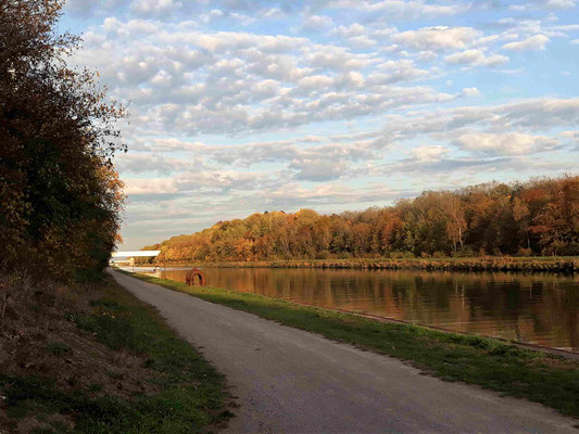 Am Kanal entlang zu radeln, ist ermüdend, aber nur, wenn man 40 km unterwegs ist