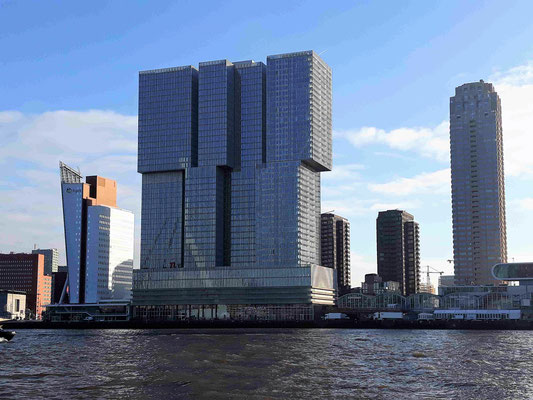 "De Rotterdam" liegt an der Pier vor der Erasmusbrücke, eine Meisterleistung des Architekten "Rem Koolhaas". Wohnungen, Büros und Hotel, der Blick aus dem Fenster hier oben ist ein Traum 