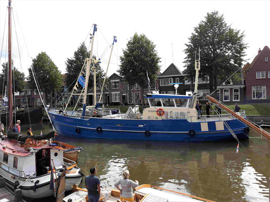 Der Skipper hatte ein Problem beim Wenden und musste nach einigen Manövern den Hafen  rückwärts verlassen