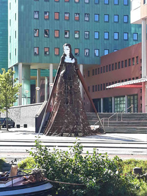 Wie heißt die große Frau backbord am Stadtrand von Groningen