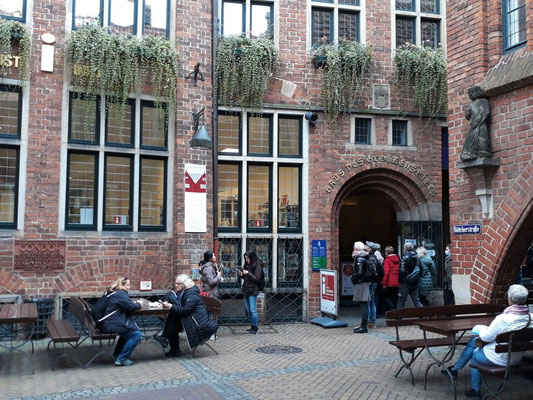 Touristenbüro, Programmkino und Eingang zum "Haus des Glockenspiel"  