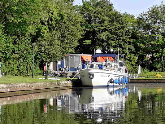 Hafen WSV "Achter `t Veer" in Geldermalsen - im Hintergrund das Clubhaus - "für een lekker kopje koffie of een drankje"