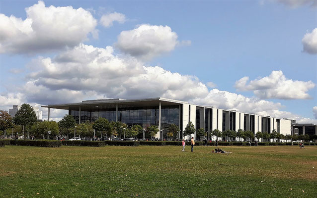 Paul-Löbe-Haus, tolle Architektur, eines der Parlamentsgebäude neben dem Reichstag