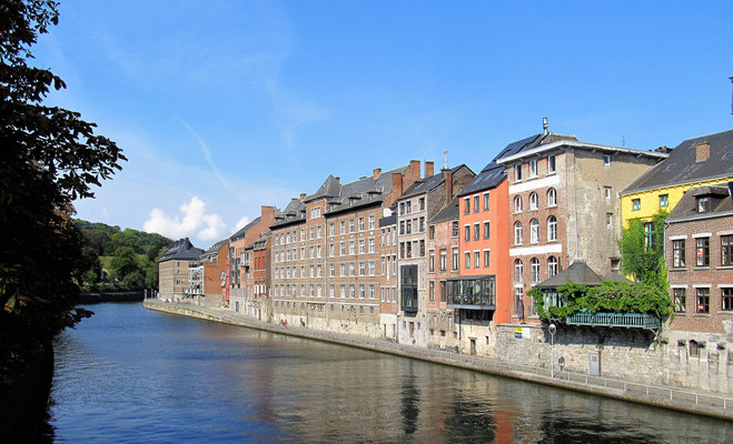 Sambrezufluss im Zentrum von Namur. Die Sambre führt uns später weiter nach Gent.