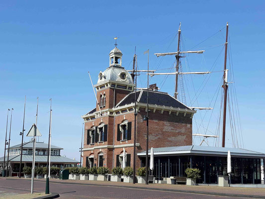 Historisches Hafenamt - heute ein Restaurant, wer vornehm speisen möchte. Und links im Bild, das Pfannekuchenhaus mit den besten "Poffertjes"