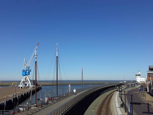 Hafen Richtung Ausfahrt ins Wattenmeer - die Gleise führen zum Terminal für die Fähren rüber nach Terscheling und Vlieland