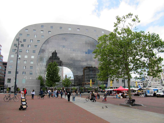 Markthalle / Rotterdam - Die beiden Stirnseiten sind Glaskonstruktionen - ein Markt unter freiem Himmel, so fühlt es sich an