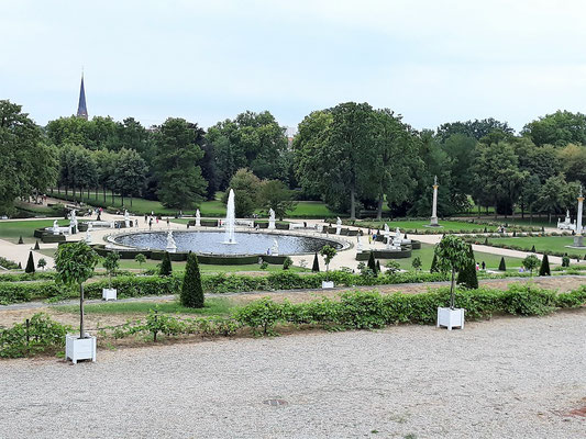 Man nannte Friedrich den Großen : der "Philosoph von Sanssouci". In seinem Prunksaal traf er sich mit der damaligen, geistigen Elite