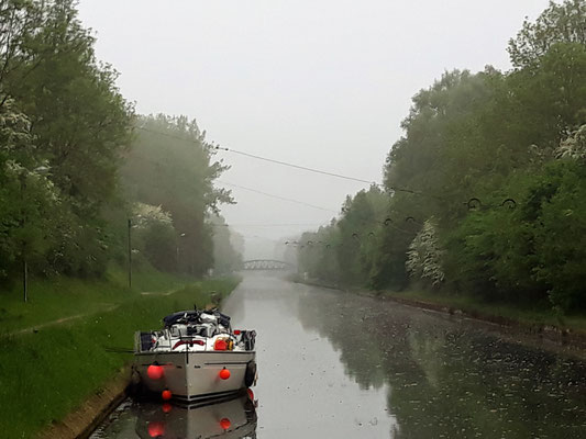 Warten vor dem Tunnel "Riqueval", morgen früh um 9.00 Uhr treideln wir an einer langen Leine durch die 5 km lange Unterführung