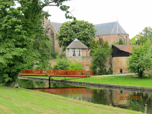 Vianen liegt am "Merwede-Kanal", der den "Lek" kreuzt