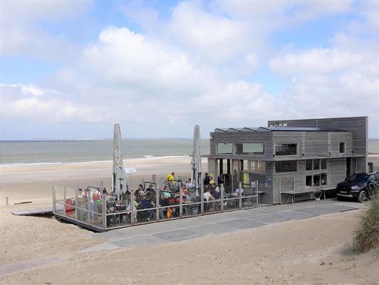 Strandpavillon "OOst" / Vlieland - rundherum ein Spielparadies für Michel und Lola. Wir genießen den guten Wein, und haben Spaß mit Touristen vom Nachbartisch.  Sieht man gar nicht auf dem Bild, aber, in der Galerie ;-) 