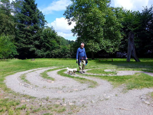 Das Labyrinth ist eine Gebrauchsanweisung für Lebensgestaltung. Im geschützten Innenraum der Kreise begegnet man der eigentlichen Fragestellung und erfährt die eine Antwort. Auf dem Weg raus aus dem Labyrinth reift die Antwort zur Lösung