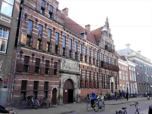 Universitätsgebäude in alten Gemäuern 