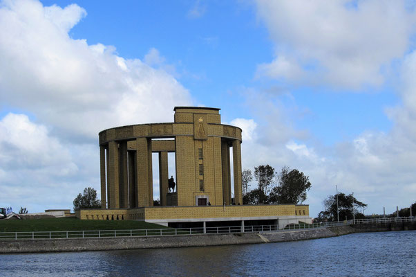 "Westfront Nieuwpoort" Denkmal und Museum zum anfassen. Wir erfahren die Geschichte von der Überflutung  der Polder, um die Deutschen Truppen im 1. Weltkrieg aufzuhalten