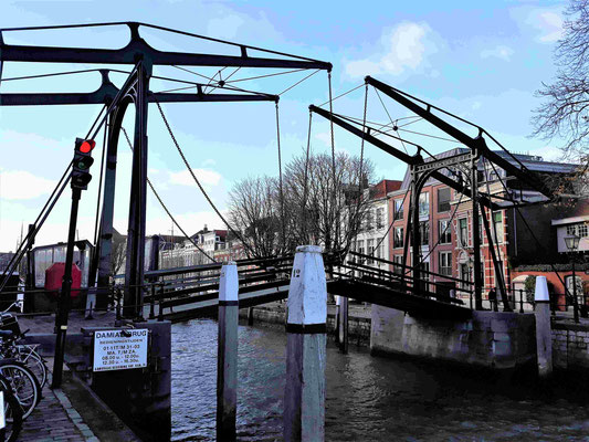 "Damiatebrug" Einfahrt in den "Wolwevershaven" / Dordrecht. Eine Frßgängerbrücke, die "Älteste" der Brücken und stadtbekannt