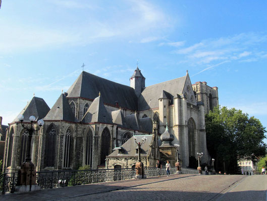 Von der Michaelsbrücke blickt man auf die gleichnamige Kirche ...