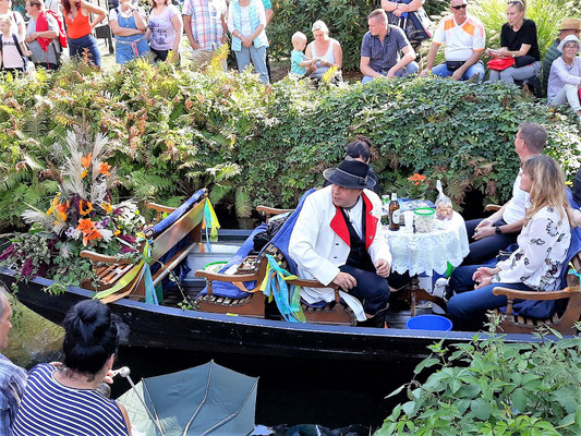 Ein endloser Korso von bunt bestückten Kähnen zieht durch die schmalen Wasserstraßen. 