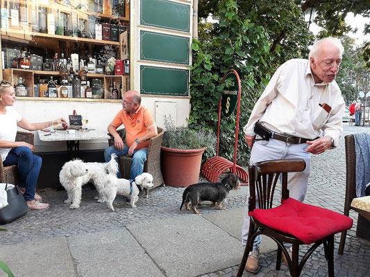 Der Wirt und seine sehr junge/schöne Frau waren fröhlich/intensiv dem Wein verfallen. 