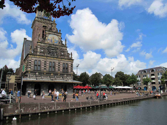 Ende des 14. Jh. wurde die Heiliggeistkapelle in eine öffentliche Waage umgebaut, die Hauptattraktion in Alkmaar