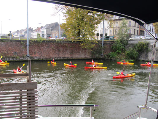 Ein lautes röhren unserer Schiffshupe, und die Durchfahrt war frei, begleitet mit Handgeklapper und Zurufen