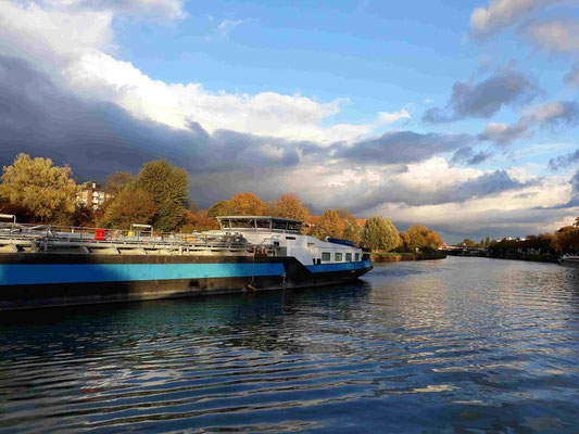 Es wird Zeit, das wir Nijmegen erreichen. Durch den niedrigen Wasserstand sind die Häfen am Rhein trocken gelaufen, Einfahrt und Anlegen unmöglich