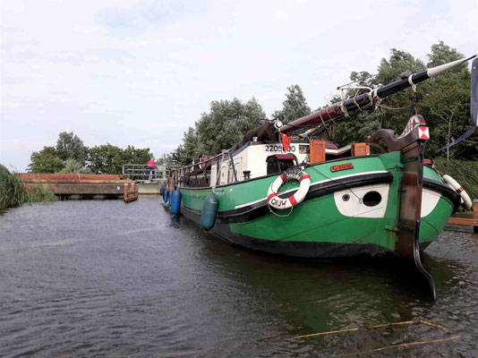 Wir dachten, das Dickschiff fährt Richtung Sneekermeer und zeigt uns den Weg Richtung Sneekerhof