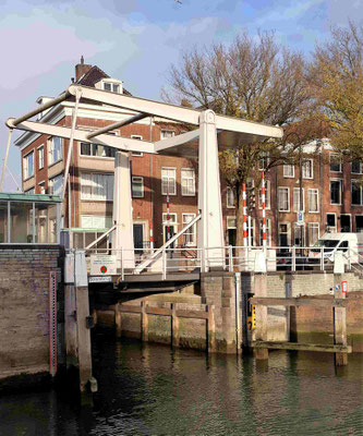 "Boombrug" Einfahrt von der "Merwede" in den Wijnhaven/Dordrecht, öffnet sich nur auf Anfrage