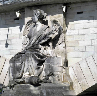 .... Siegesgöttinnen befinden sich auf der Berg- und Talseite der Pont des Invalides