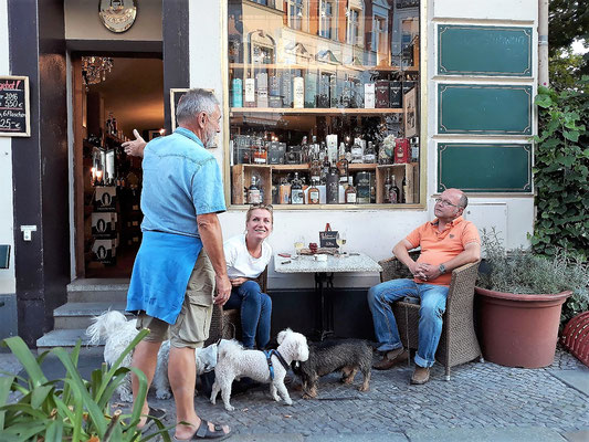 Köstlich, der Wortwechsel mit den Gästen, dazu ein gutes Tröpfchen im Ausschank