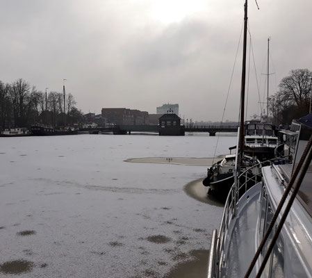 Minus 12° Grad, die Leda ist zugefroren