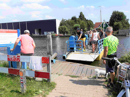 Heute ist Sonntag, viele Radler sind unterwegs. Enge Radwege sind immer eine Herausforderung für mich, Platzangst verunsichert mich 