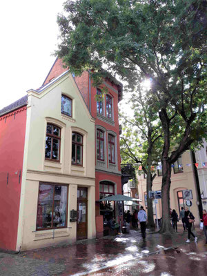 Brunnenstraße / Rathausstraße, historisches Zentrum Leer - an der Ecke gibt es die besten Pommes