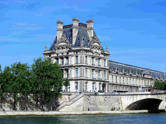 Und immer wieder führen Stufen runter an das SeineUfer, ein heiß geliebter Platz für die Einwohner von Paris und für Touristen ;-)