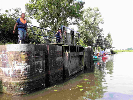 Die erste Schleuse auf unserer Einkaufstour nach Sneek mit dem Dinghi. Bootsfahrer oder Radler mussten die Schleuse bedienen, es war immer eine Gaudi