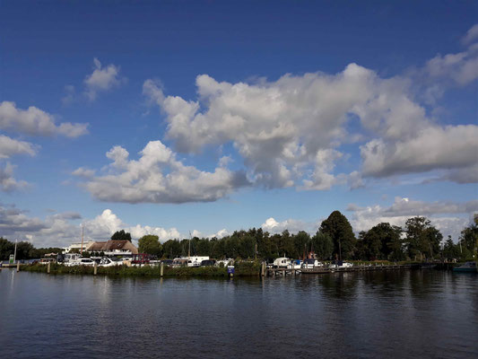 Wir fahren durch die wunderschöne Kanallandschaft weiter nach "Dokkum" / Friesland