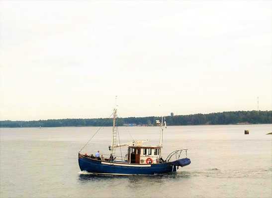 Kleine Fischkutter bringen fangfrischen Fisch 