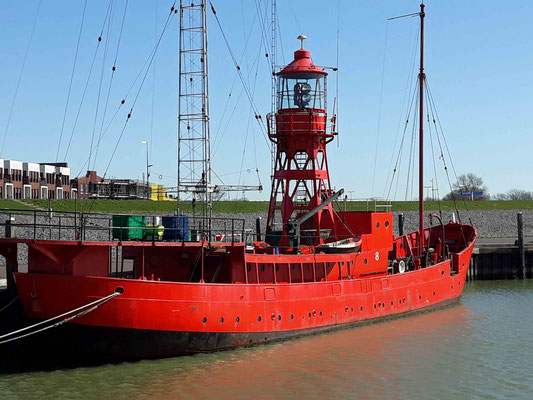 Historisches Feuerschiff - als Leuchtturm unterwegs auf dem Wasser. An dem zugewiesenen Platz liegt es vor Anker. Heute sind diese Arbeitsschiffe nicht mehr im Einsatz, zu teuer