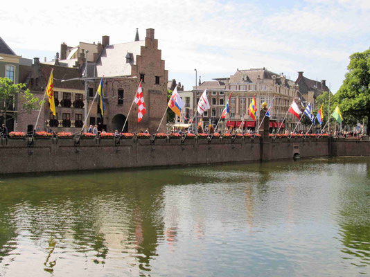 Blick auf Museum und Gefängnistor und im Vordergrund die Flaggen der einzelnen Provinzen von Holland