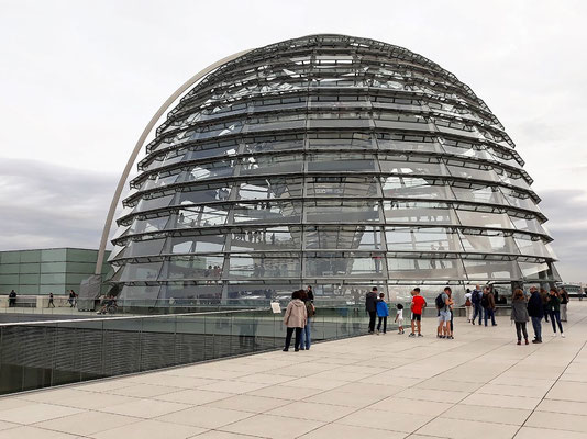 "Eierbecher" - Kosenamen der Berliner für die Glaskonstruktion auf dem Reichstag