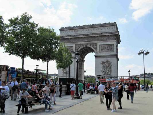 "Arc de Triomphe", Wahrzeichen von Paris und ein Touristenhighlight. Unter dem Arc de Triomphe befindet sich das "Grabmal des unbekannten Soldaten" aus dem ersten Weltkrieg