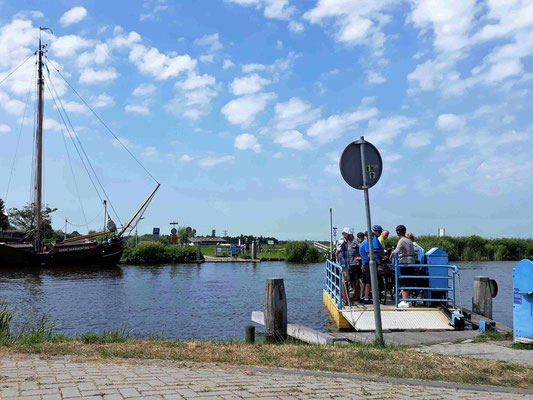 Eine der vielen Fährverbindungen für Radler in der Wasserwelt Holland