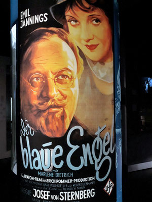 "Der Blaue Engel" mit Marlene Dietrich. Ein Mann verliebt sich in die Sängerin Lola und geht daran zu Grunde. Schon damals war bekannt, das Sex die Menschen ins Kino bringt.