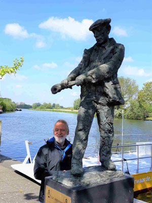 Ein Fischersmann an der Pier in Heukelum, aber bei welcher Arbeit?