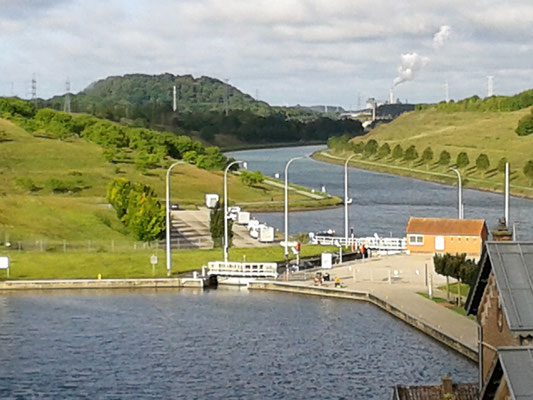 auf die Schleuse, hin zum alten Hebewerk