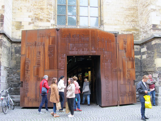 Zu "Toresschluß" -  das große Buch wurde abends zu geklappt, -  Dominikanerkirche