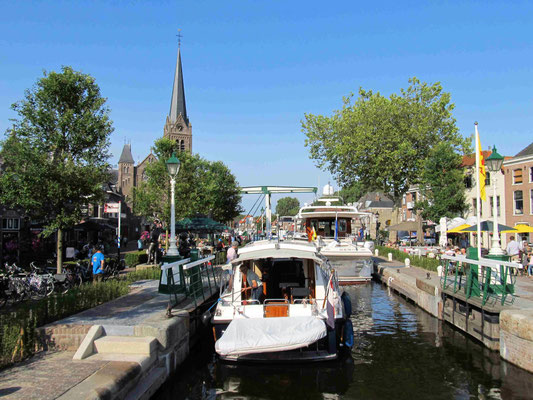 Schleuse Leidschendamm, mitten in der Stadt gelegen und immer Claqueure an der Pier