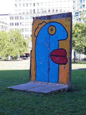 Potsdamer Platz mit dem Kunstwerk "Berliner Mauer"